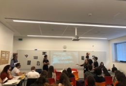 Aula con alumnos presentando sobre su tema (17)en la Hispanidad de 2022