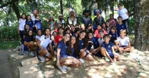 Foto em grupo dos alunos do 4º ano com os indígenas do povo Fulni-ô.